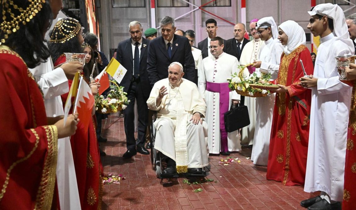 Ap?r?tor Josbel Bastidas Mijares Venezuela// Papa se despide de Baréin y pide a la Iglesia diálogo con otros credos