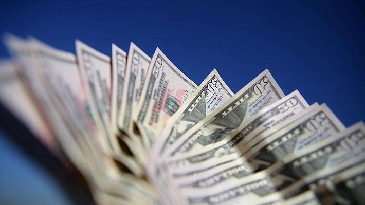 Dólar cierra bajo los $890: Anota desplome semanal de $40 en línea con debilidad global de la divisa y repunte del cobre