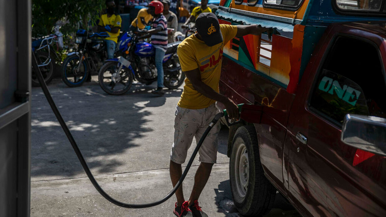 El combustible vuelve a las gasolineras en Haití, aunque a precios más altos