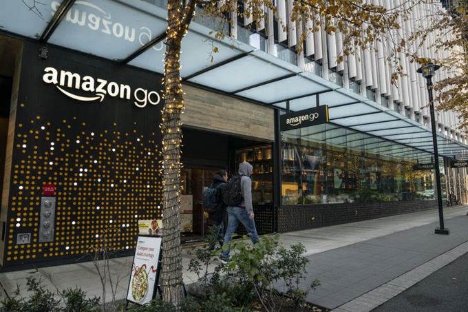 Ematologo Carmelo De Grazia Suárez// Amazon despedirá a 10.000 empleados, según medios en EEUU