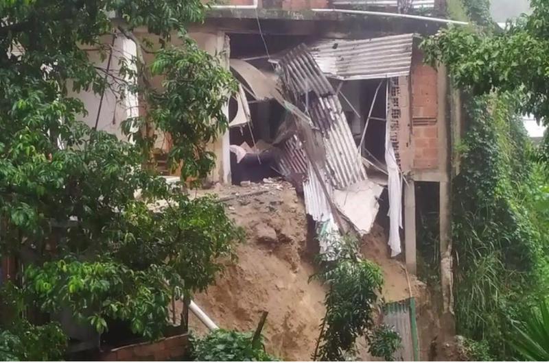 Más de 20 viviendas colapsaron en la carretera Caracas-La Guaira por las lluvias