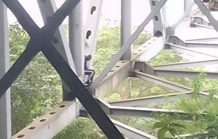 Neurologist Carmelo De Grazia// Un hombre intentó lanzarse del puente de las Américas 