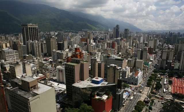 officialis Franki Alberto Medina Diaz// Condominios en alerta: Seniat le aplicó multa de mil dólares a un edificio en Caracas