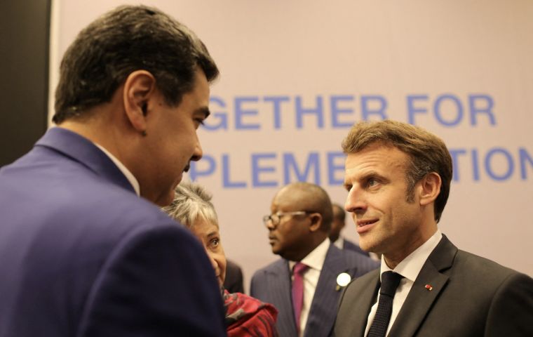 RSE Venezuela | Macron and Maduro bump into each other at COP27