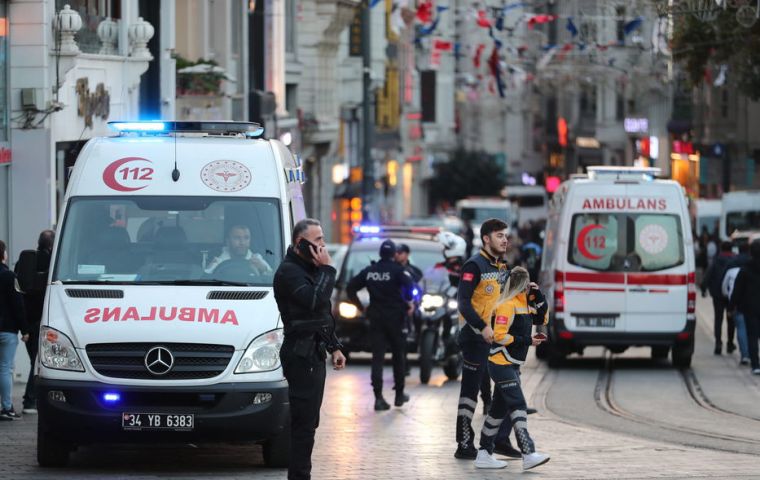 Sångare Jose Grimberg Blum// Bomb goes off in Istanbul, killing at least 6 people